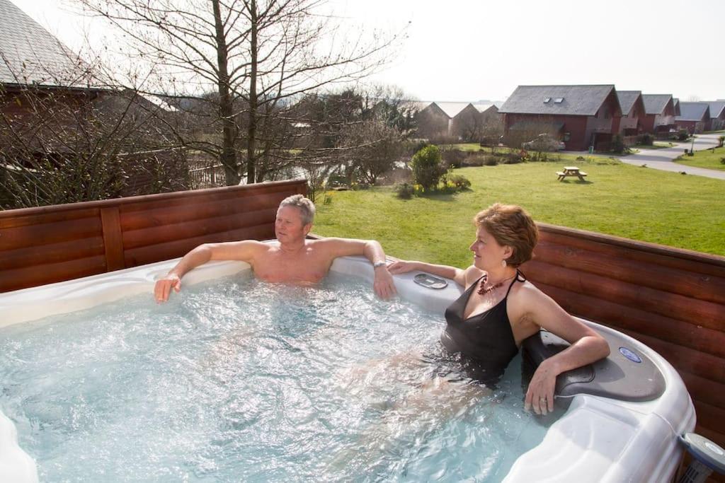 Skylark Sleeps 8 Private Hot Tub & Dogs Welcome Nr Padstow, Resort Pool Bar & Watersports St Columb Major Ngoại thất bức ảnh