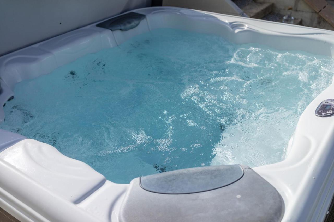 Skylark Sleeps 8 Private Hot Tub & Dogs Welcome Nr Padstow, Resort Pool Bar & Watersports St Columb Major Ngoại thất bức ảnh