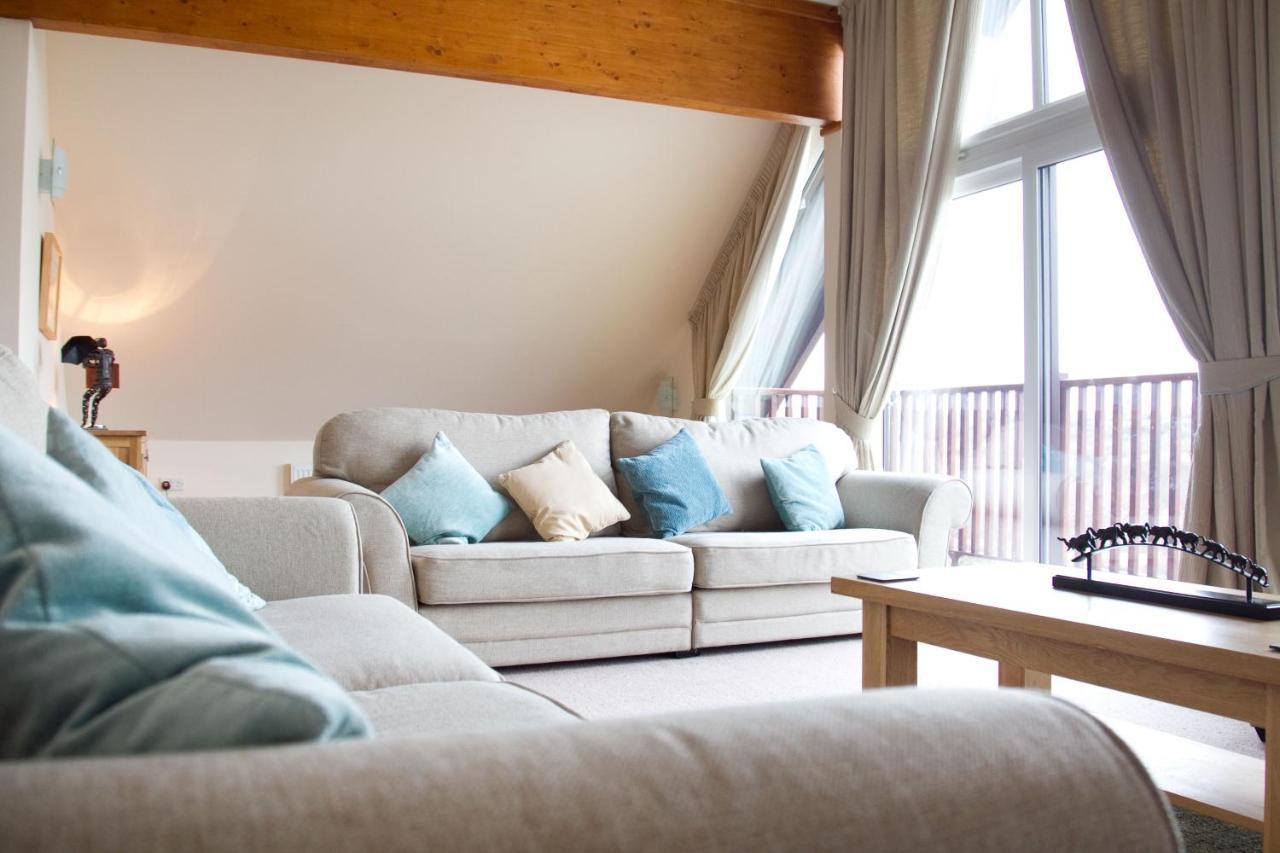 Skylark Sleeps 8 Private Hot Tub & Dogs Welcome Nr Padstow, Resort Pool Bar & Watersports St Columb Major Ngoại thất bức ảnh